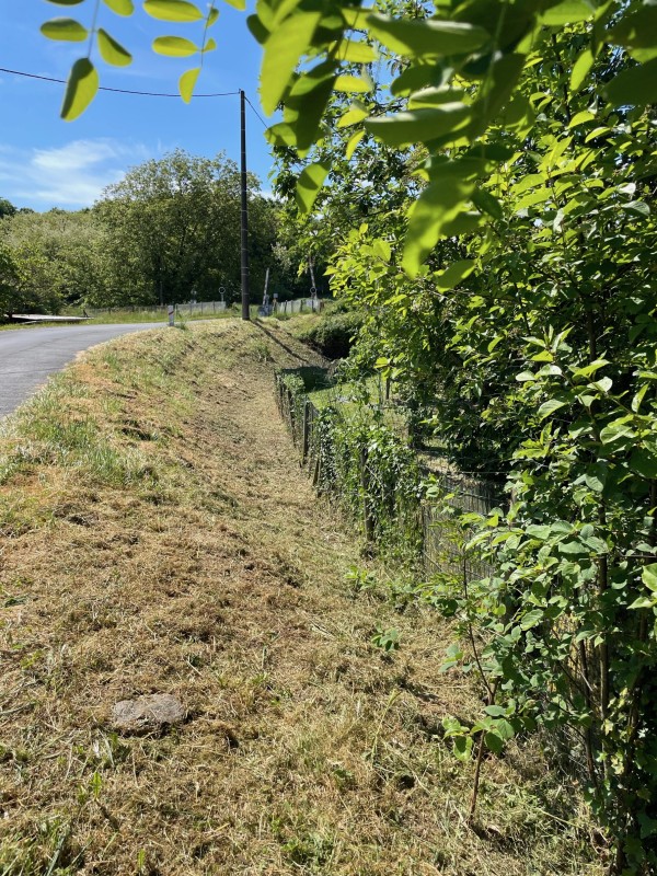 Intervention de débroussaillage dans fossés, talus et terrains difficiles au Buisson-de-Cadouin